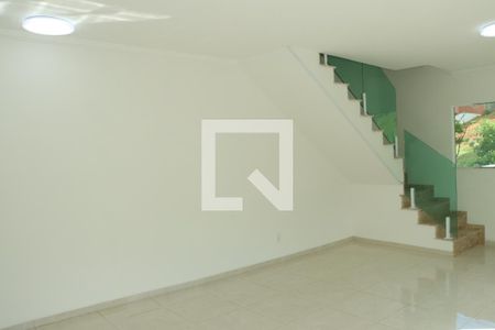 Sala de casa de condomínio para alugar com 3 quartos, 140m² em Caucaia do Alto , Cotia