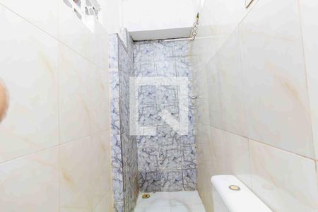 Banheiro de casa para alugar com 1 quarto, 39m² em Jardim Verônia, São Paulo