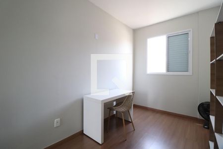 Quarto 1 de apartamento para alugar com 2 quartos, 57m² em Santa Mônica, Uberlândia