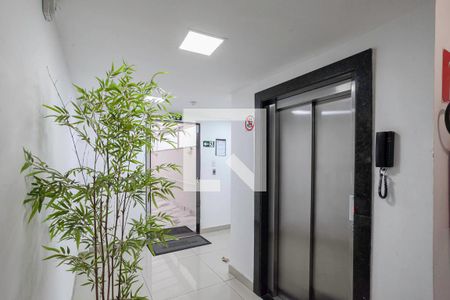 Hall social de apartamento para alugar com 2 quartos, 120m² em Cabral, Contagem