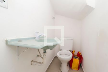 Lavabo de casa de condomínio para alugar com 2 quartos, 64m² em Jardim Redil, São Paulo