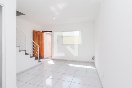 Sala de casa de condomínio para alugar com 2 quartos, 64m² em Jardim Redil, São Paulo