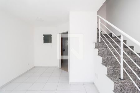 Sala de casa de condomínio para alugar com 2 quartos, 64m² em Jardim Redil, São Paulo