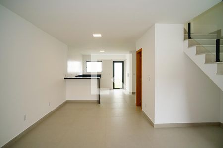 Sala de casa à venda com 3 quartos, 130m² em Piratininga, Niterói