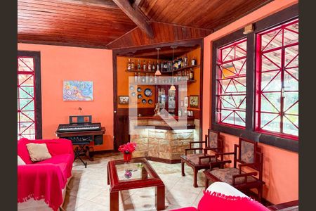 Sala de casa de condomínio à venda com 4 quartos, 300m² em Arvoredo, Nova Lima