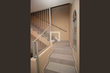 Escada de casa para alugar com 5 quartos, 395m² em Jardim Guarani, São Paulo