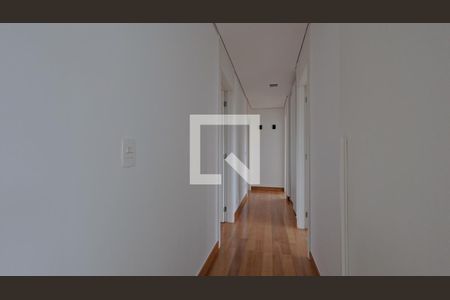 Corredor para os quartos de casa de condomínio à venda com 4 quartos, 380m² em Vale dos Cristais, Nova Lima