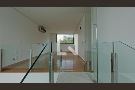 Escada para os quartos de casa de condomínio à venda com 4 quartos, 380m² em Vale dos Cristais, Nova Lima