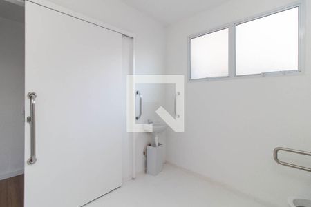 Banheiro de apartamento à venda com 1 quarto, 41m² em Cavalhada, Porto Alegre