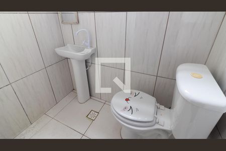 Banheiro Social de casa para alugar com 1 quarto, 35m² em Vila Paranagua, São Paulo