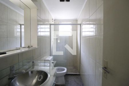 Banheiro de apartamento à venda com 1 quarto, 42m² em Vila Ipiranga, Porto Alegre