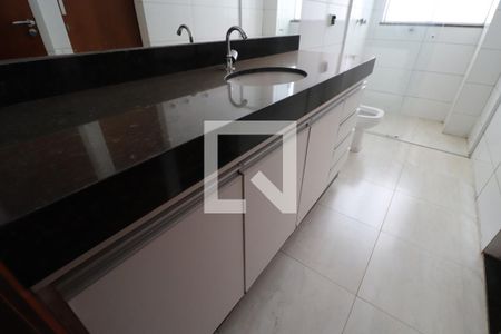 Banheiro da Suíte 1 de apartamento para alugar com 3 quartos, 160m² em Saraiva, Uberlândia