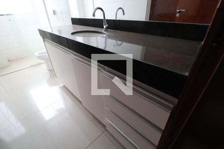 Banheiro da Suíte 1 de apartamento para alugar com 3 quartos, 170m² em Saraiva, Uberlândia