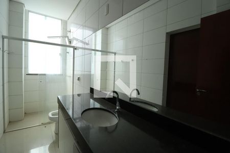 Banheiro da Suíte 1 de apartamento para alugar com 3 quartos, 170m² em Saraiva, Uberlândia