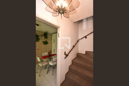 Escada de casa à venda com 4 quartos, 220m² em Jardim Colombo, São Paulo