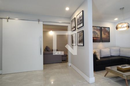 Sala de casa de condomínio à venda com 4 quartos, 480m² em Jacarepaguá, Rio de Janeiro