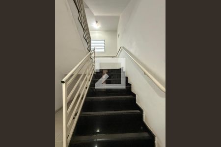 Escada de apartamento para alugar com 2 quartos, 63m² em Jardim Santa Cecilia, Guarulhos
