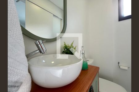 Lavabo de apartamento para alugar com 1 quarto, 74m² em Centro, Florianópolis