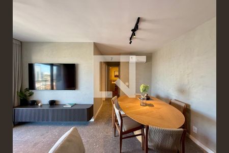 Sala  de apartamento à venda com 3 quartos, 94m² em Vila Cordeiro, São Paulo