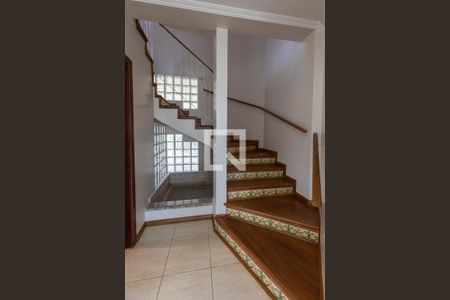 Escada de Acesso ao piso superior de casa de condomínio para alugar com 5 quartos, 710m² em Residencial Barão do Café, Campinas