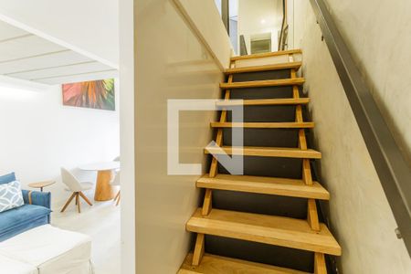 Escada de apartamento para alugar com 1 quarto, 60m² em Planalto Paulista, São Paulo