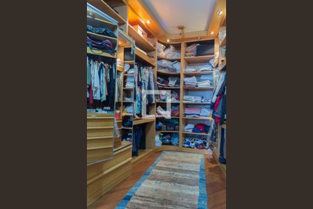 Casa à venda com 414m², 4 quartos e 6 vagasCloset da suíte 1