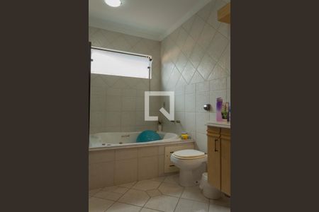 Casa à venda com 414m², 4 quartos e 6 vagasBanheiro da Suíte 1