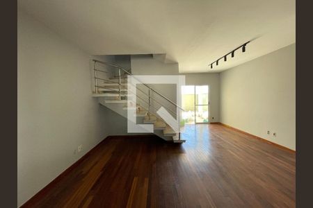 Sala de casa de condomínio para alugar com 3 quartos, 134m² em Jardim Ipes, Cotia