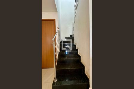 Escadas de apartamento para alugar com 3 quartos, 190m² em Castelo, Belo Horizonte