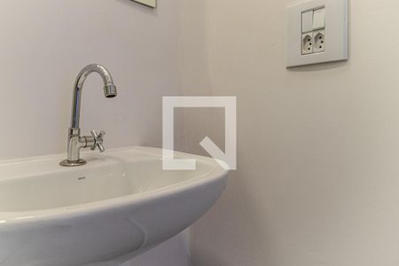 Banheiro de apartamento para alugar com 1 quarto, 27m² em República, São Paulo