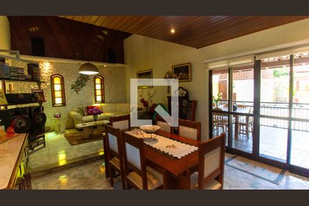 Casa à venda com 3 quartos, 360m² em Piratininga, Niterói