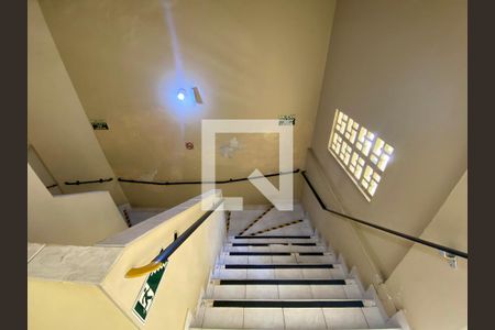 Escada de apartamento para alugar com 1 quarto, 40m² em Guilhermina, Praia Grande