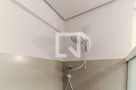 Banheiro de kitnet/studio para alugar com 1 quarto, 27m² em República, São Paulo