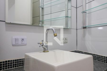 Banheiro de casa para alugar com 1 quarto, 70m² em Jardim Piracuama, São Paulo