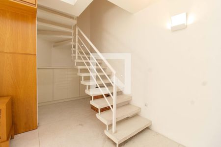 Escada de apartamento para alugar com 2 quartos, 100m² em Vila Mariana, São Paulo