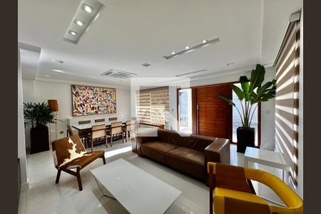 Sala de casa de condomínio à venda com 4 quartos, 280m² em Recreio dos Bandeirantes, Rio de Janeiro