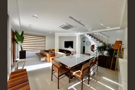 Sala de casa de condomínio à venda com 4 quartos, 280m² em Recreio dos Bandeirantes, Rio de Janeiro