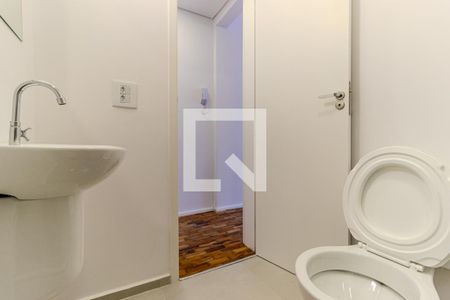 Banheiro Social de kitnet/studio para alugar com 1 quarto, 33m² em República, São Paulo