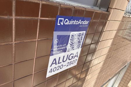 Placa Instalada de apartamento para alugar com 2 quartos, 66m² em Gonzaga, Santos