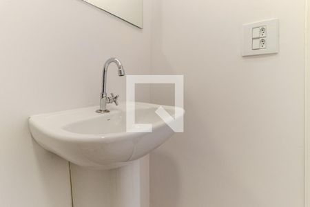 Banheiro de kitnet/studio para alugar com 1 quarto, 33m² em República, São Paulo