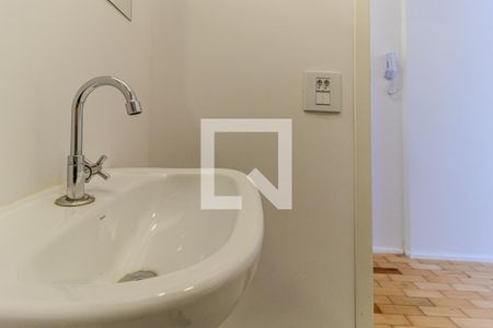 Banheiro de kitnet/studio para alugar com 1 quarto, 33m² em República, São Paulo