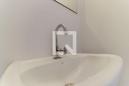 Banheiro de kitnet/studio para alugar com 1 quarto, 27m² em República, São Paulo