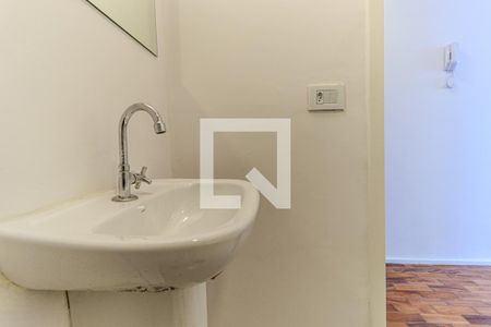 Banheiro de kitnet/studio para alugar com 1 quarto, 33m² em República, São Paulo