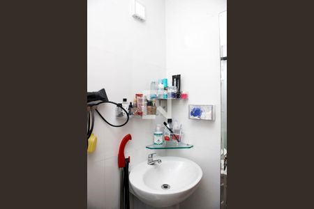 Banheiro de apartamento à venda com 1 quarto, 46m² em Menino Deus, Porto Alegre