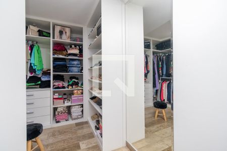 Closet de casa para alugar com 3 quartos, 400m² em Parque dos Bancarios, São Paulo