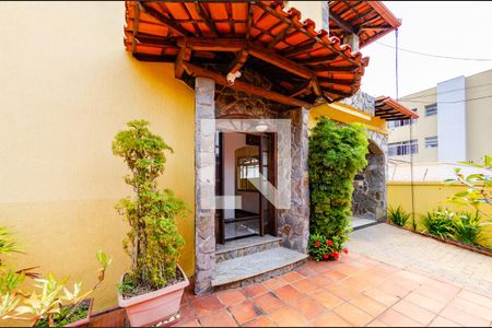 Área externa de casa à venda com 5 quartos, 345m² em Coração Eucarístico, Belo Horizonte