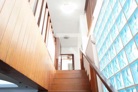 Escada de casa para alugar com 5 quartos, 320m² em Vila Gomes Cardim, São Paulo