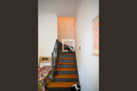 Escadas para Dormitórios de casa para alugar com 2 quartos, 180m² em Cambuci, São Paulo