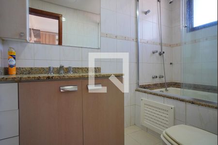 Banheiro da Suíte de apartamento à venda com 3 quartos, 82m² em Passo D’areia, Porto Alegre