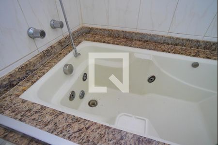 Banheiro da Suíte de apartamento à venda com 3 quartos, 82m² em Passo D’areia, Porto Alegre